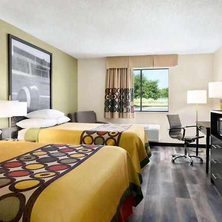 Super 8 By Wyndham Clinton Hotel Bagian luar foto