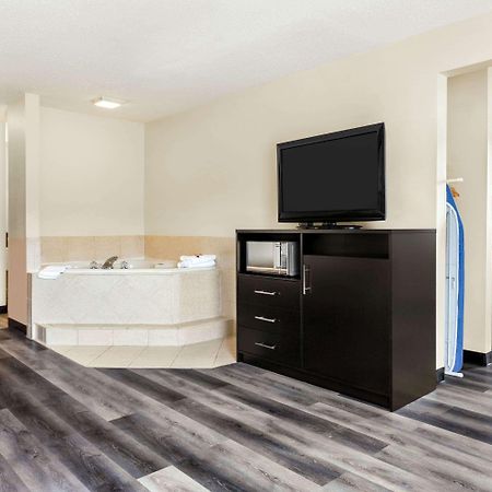 Super 8 By Wyndham Clinton Hotel Bagian luar foto