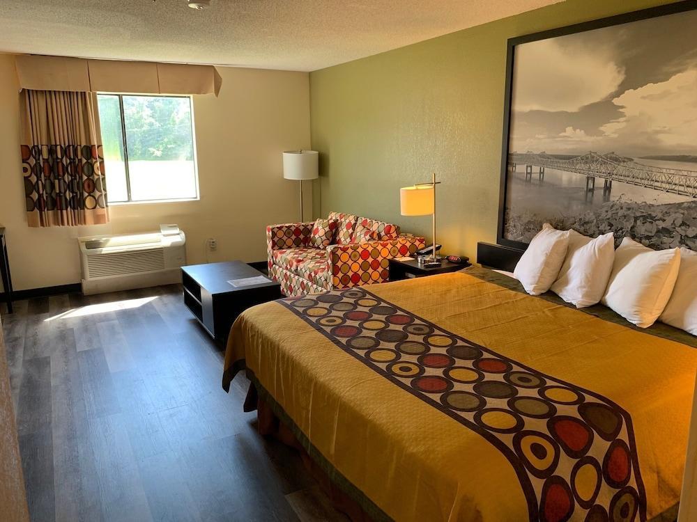 Super 8 By Wyndham Clinton Hotel Bagian luar foto