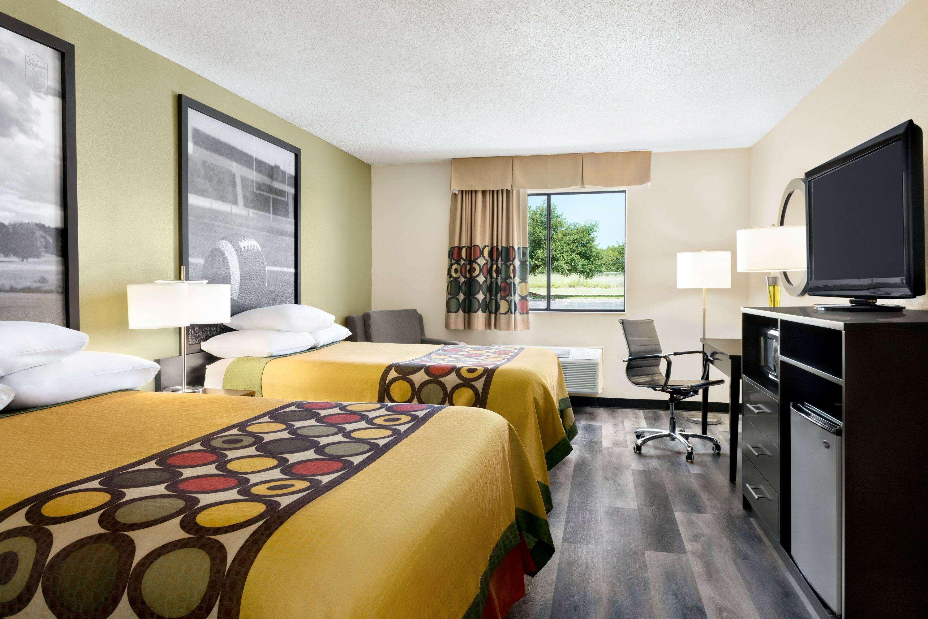 Super 8 By Wyndham Clinton Hotel Bagian luar foto