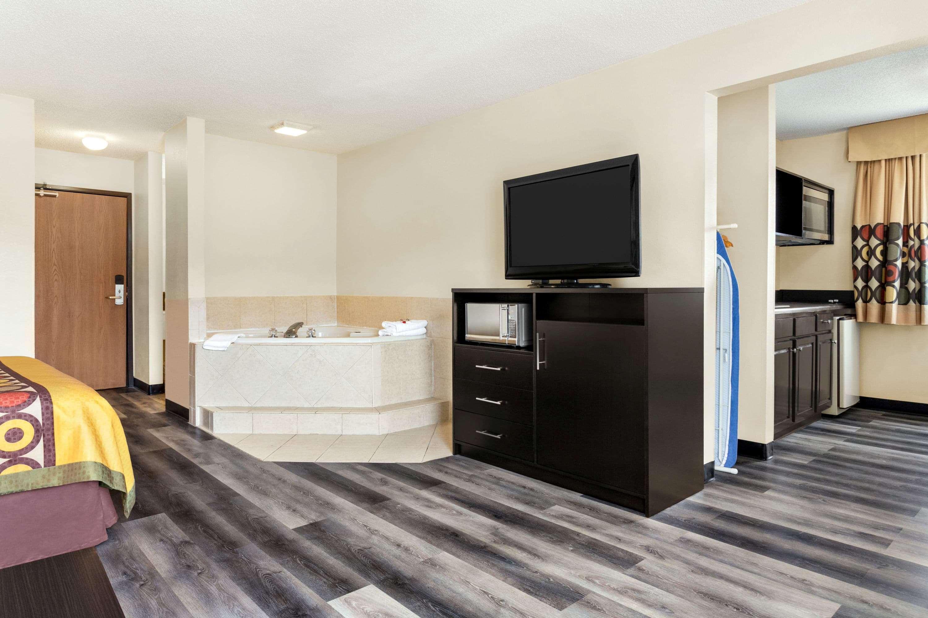 Super 8 By Wyndham Clinton Hotel Bagian luar foto