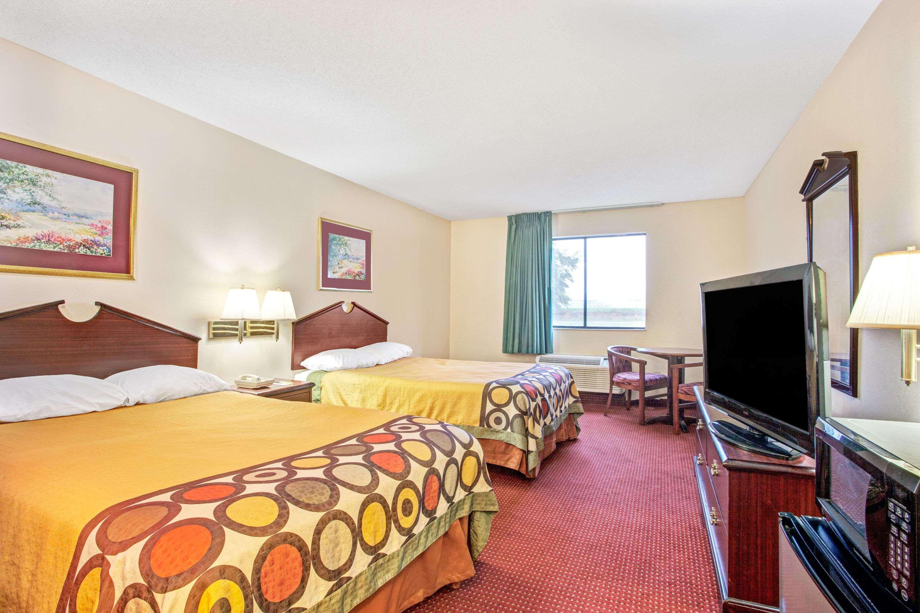 Super 8 By Wyndham Clinton Hotel Bagian luar foto