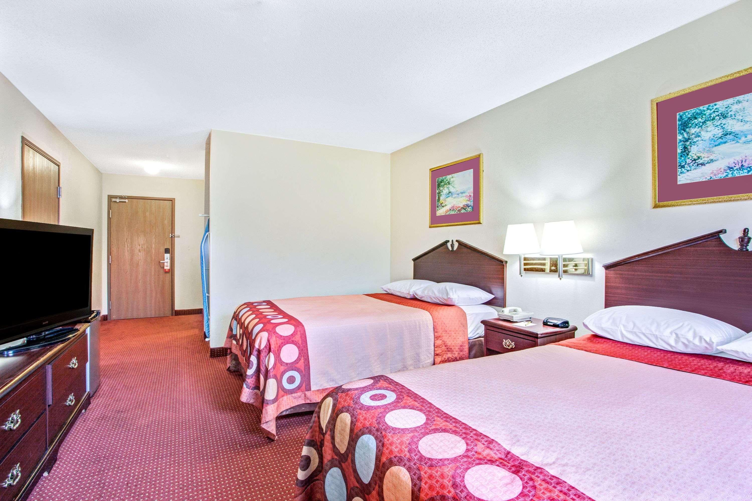 Super 8 By Wyndham Clinton Hotel Bagian luar foto