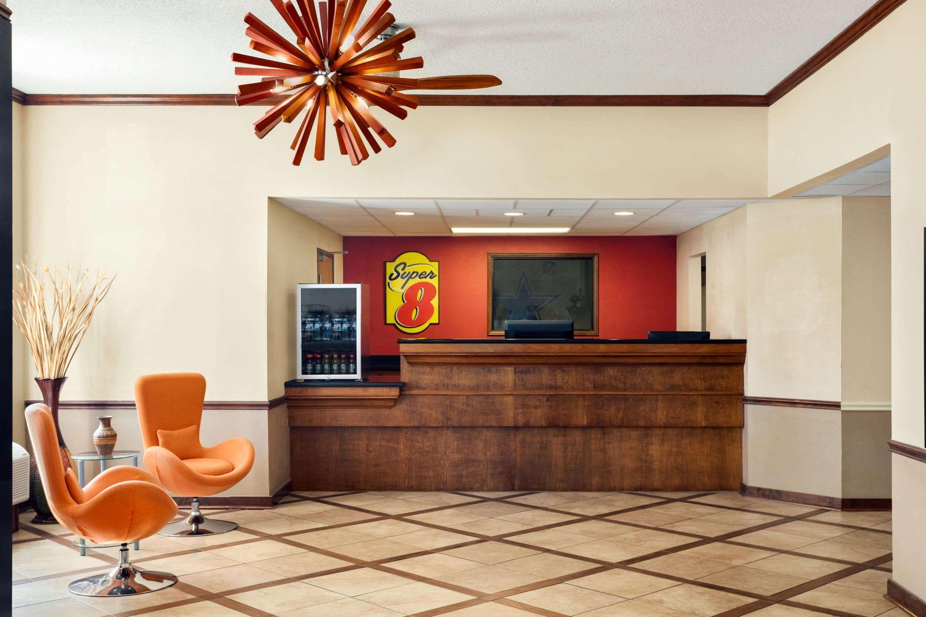Super 8 By Wyndham Clinton Hotel Bagian luar foto