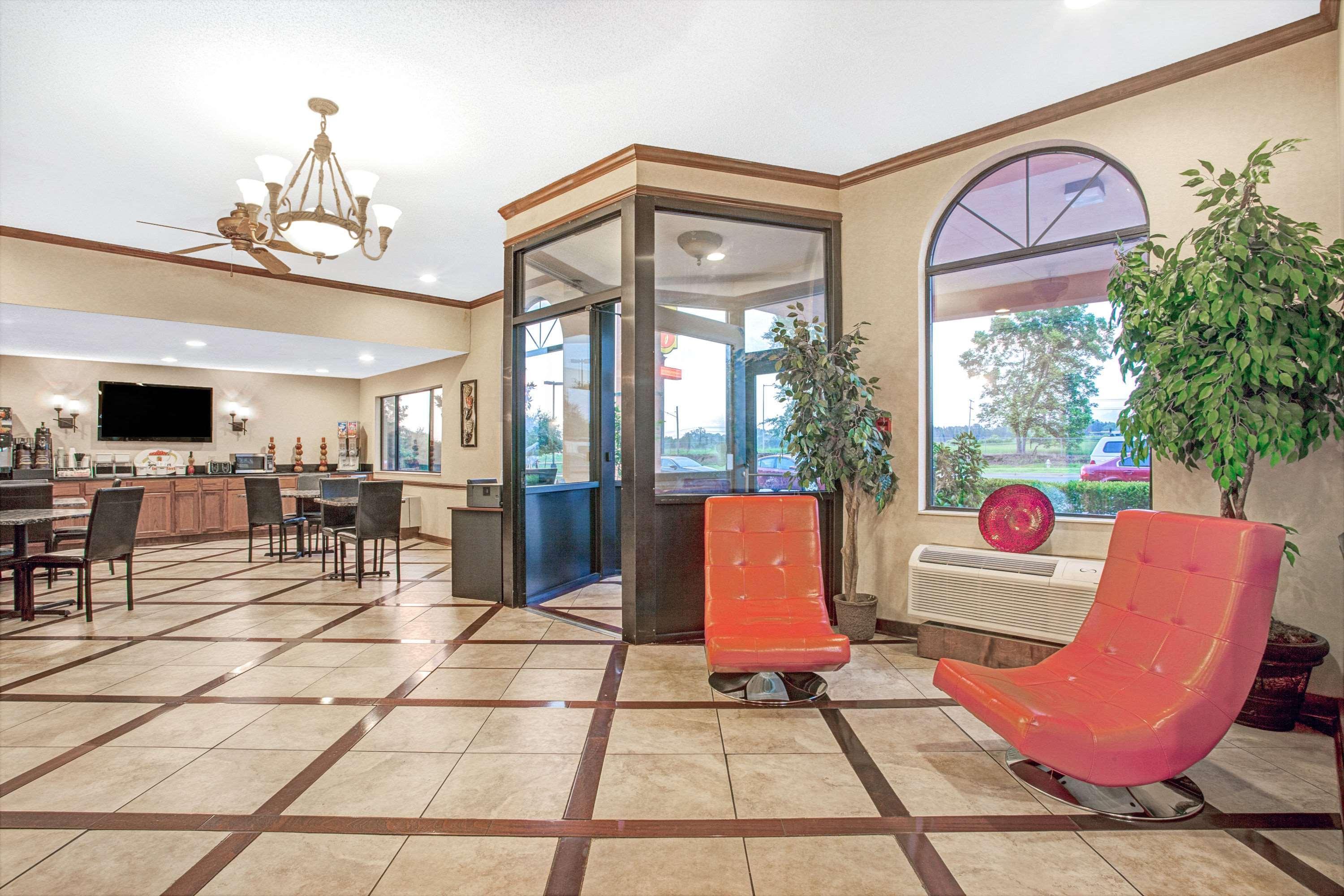 Super 8 By Wyndham Clinton Hotel Bagian luar foto
