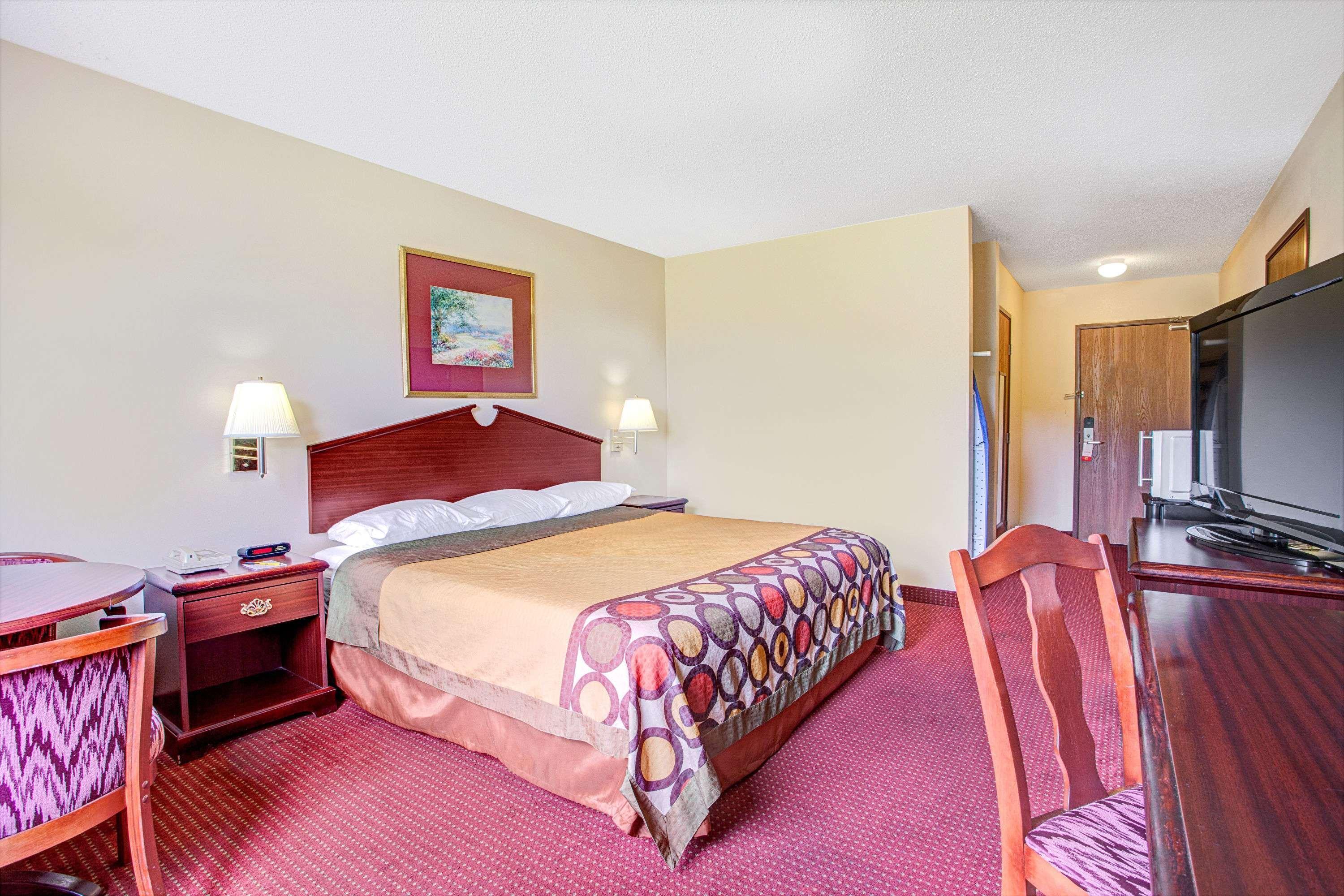 Super 8 By Wyndham Clinton Hotel Bagian luar foto