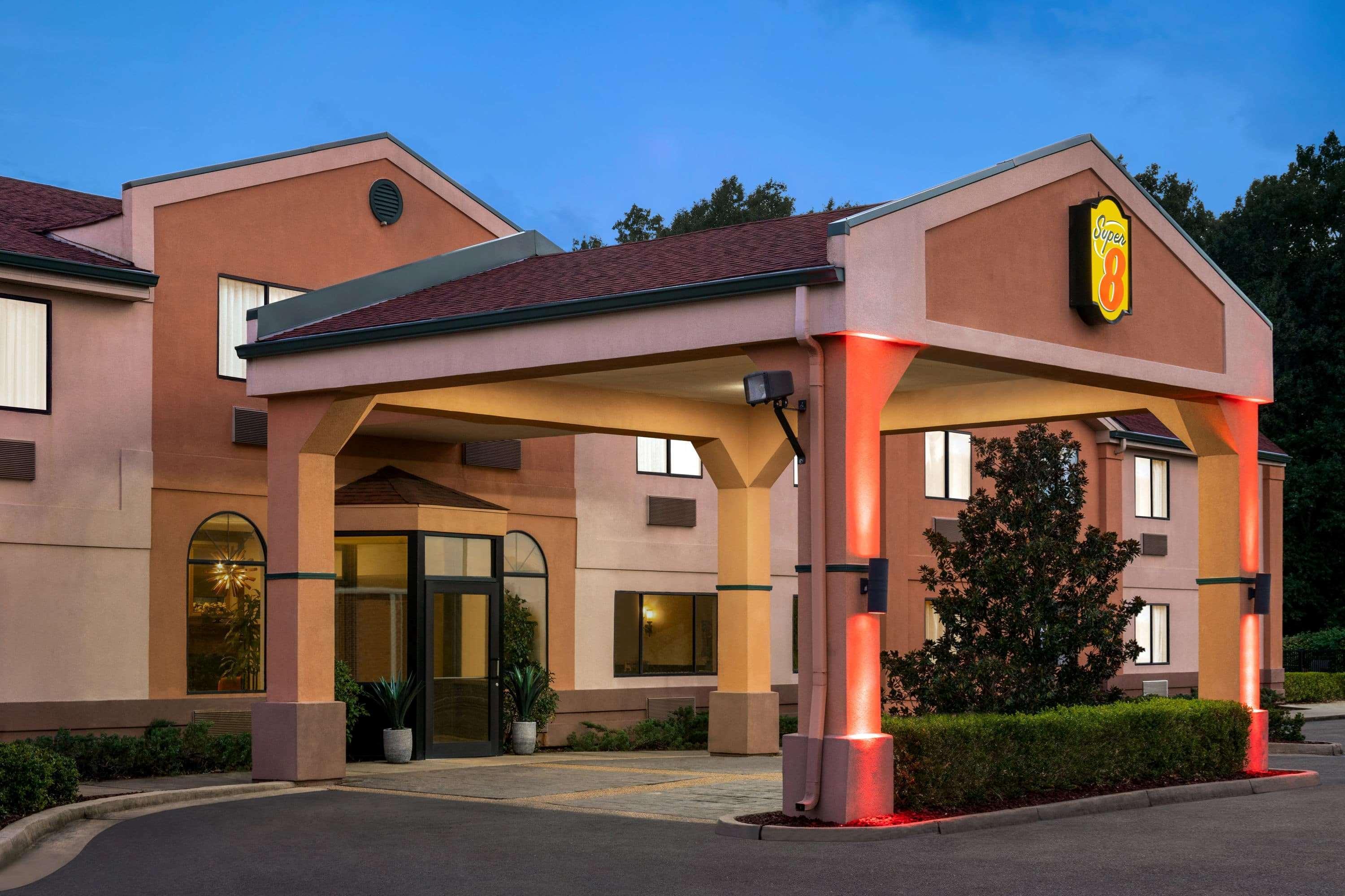 Super 8 By Wyndham Clinton Hotel Bagian luar foto