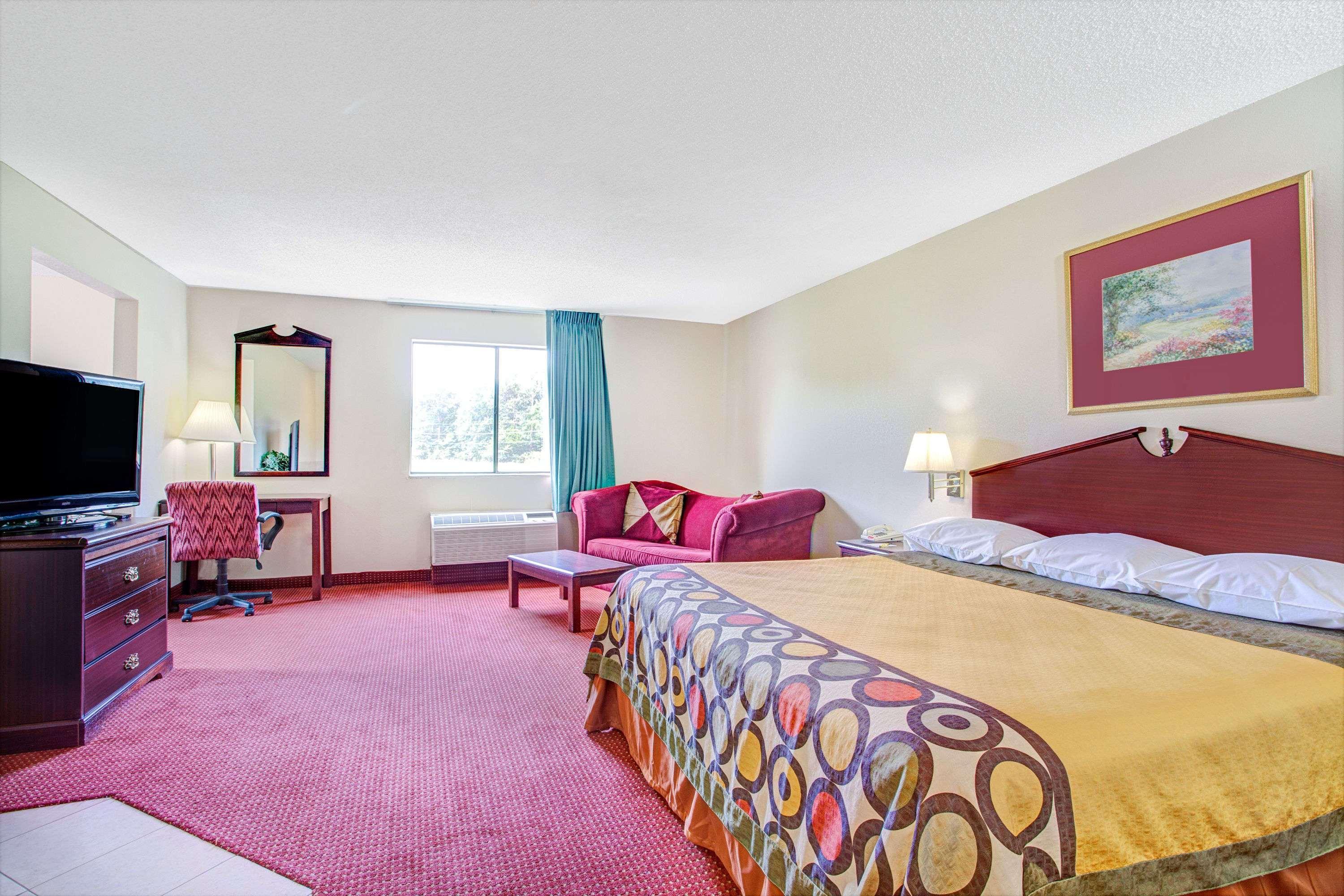 Super 8 By Wyndham Clinton Hotel Bagian luar foto