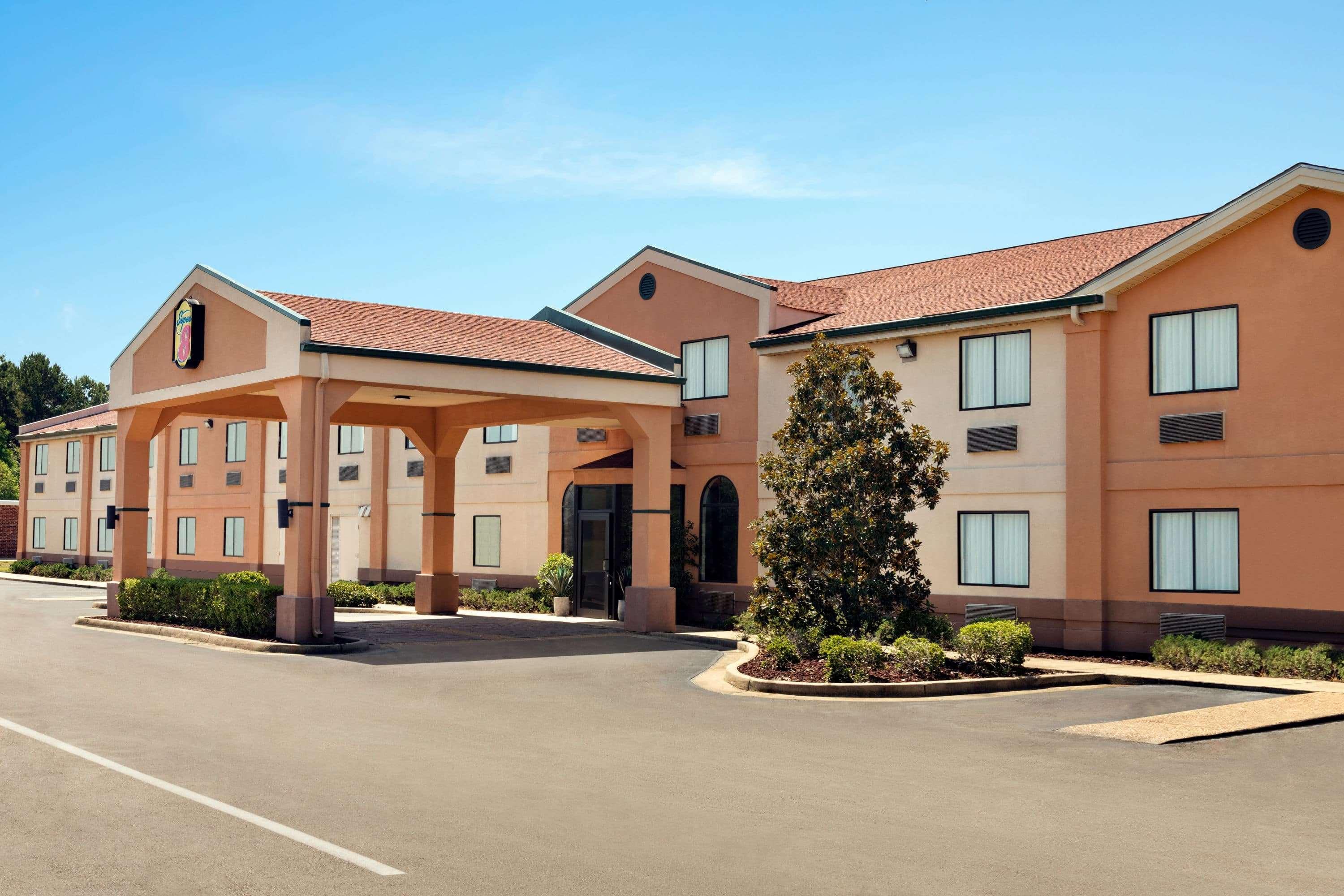 Super 8 By Wyndham Clinton Hotel Bagian luar foto