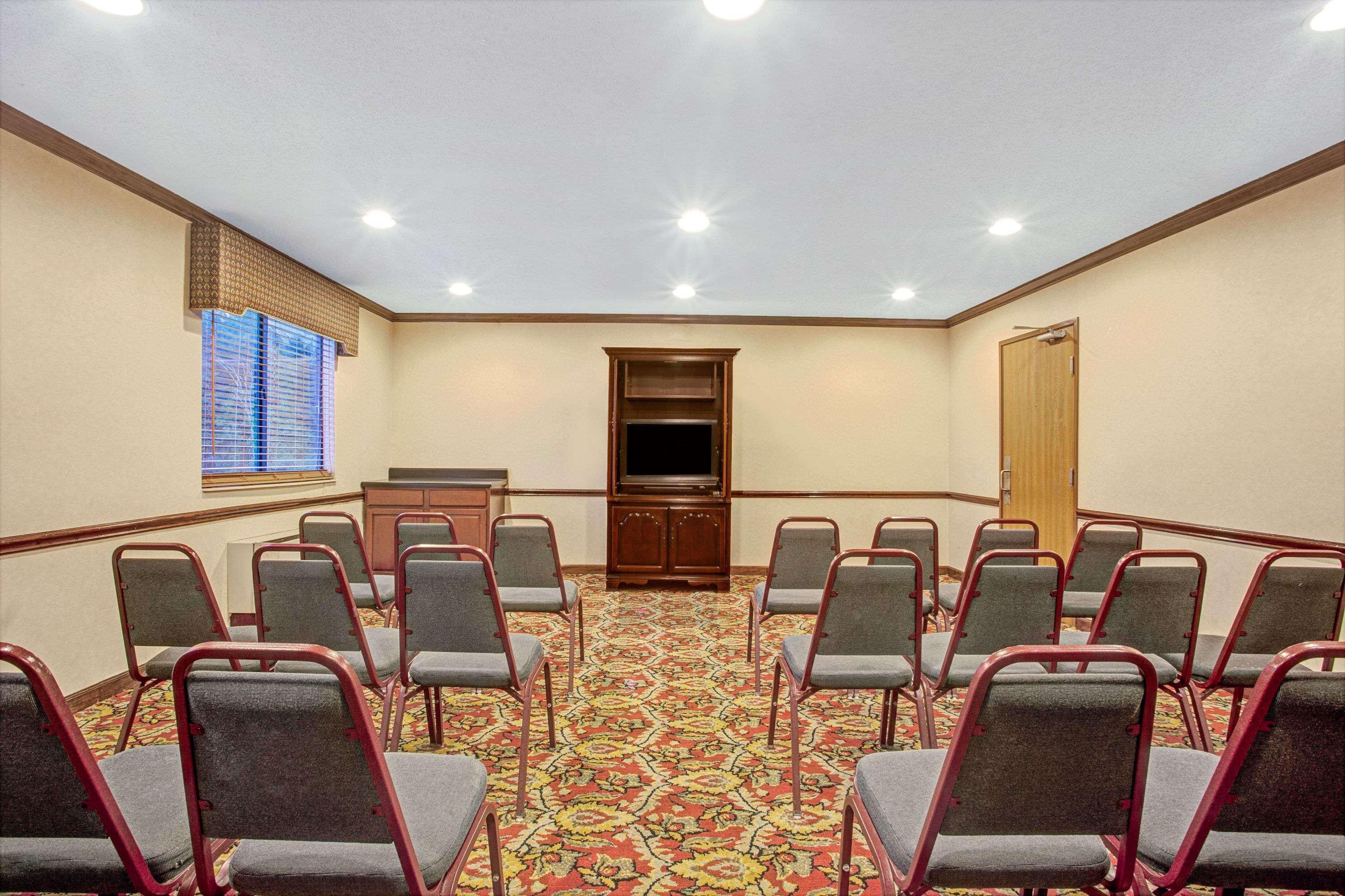 Super 8 By Wyndham Clinton Hotel Bagian luar foto