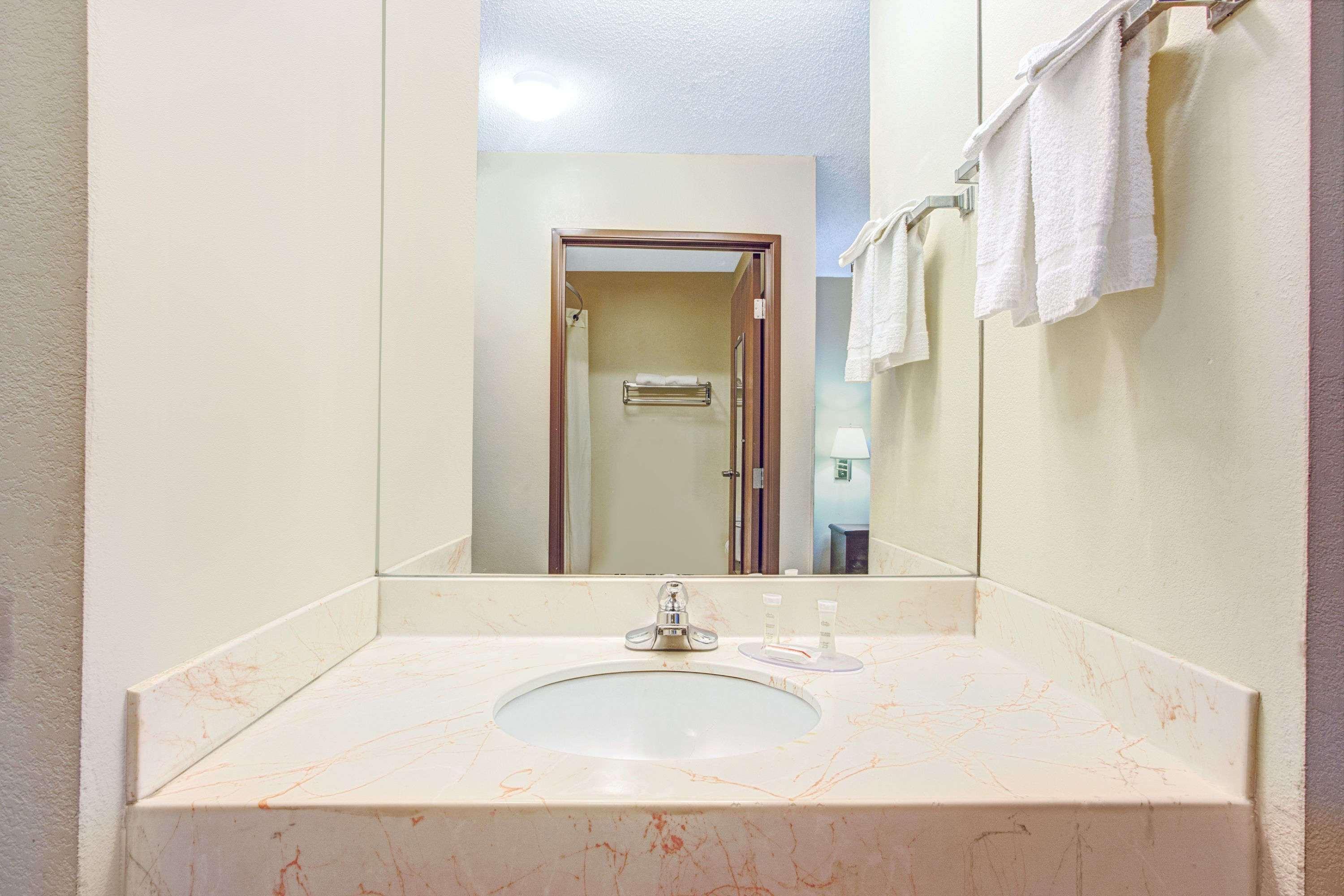 Super 8 By Wyndham Clinton Hotel Bagian luar foto