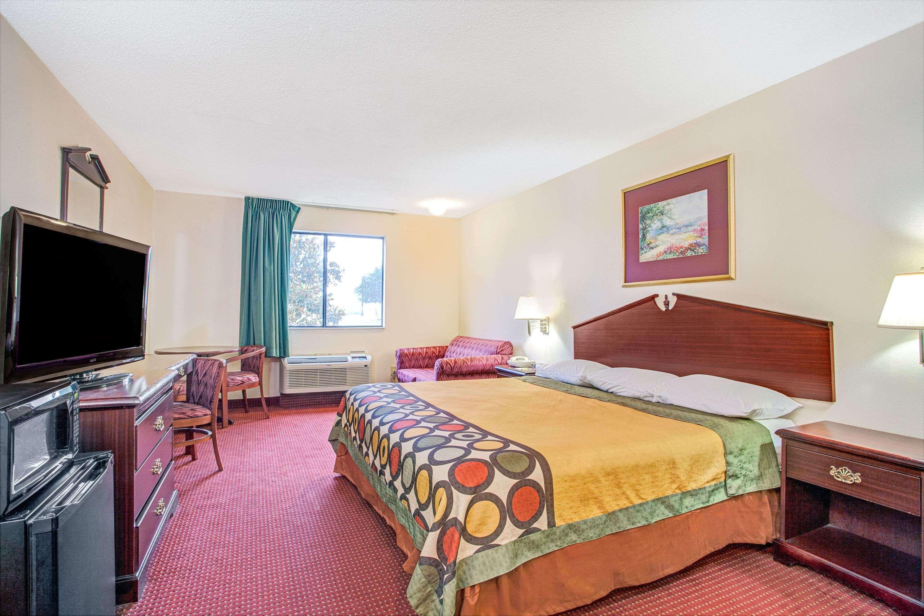 Super 8 By Wyndham Clinton Hotel Bagian luar foto