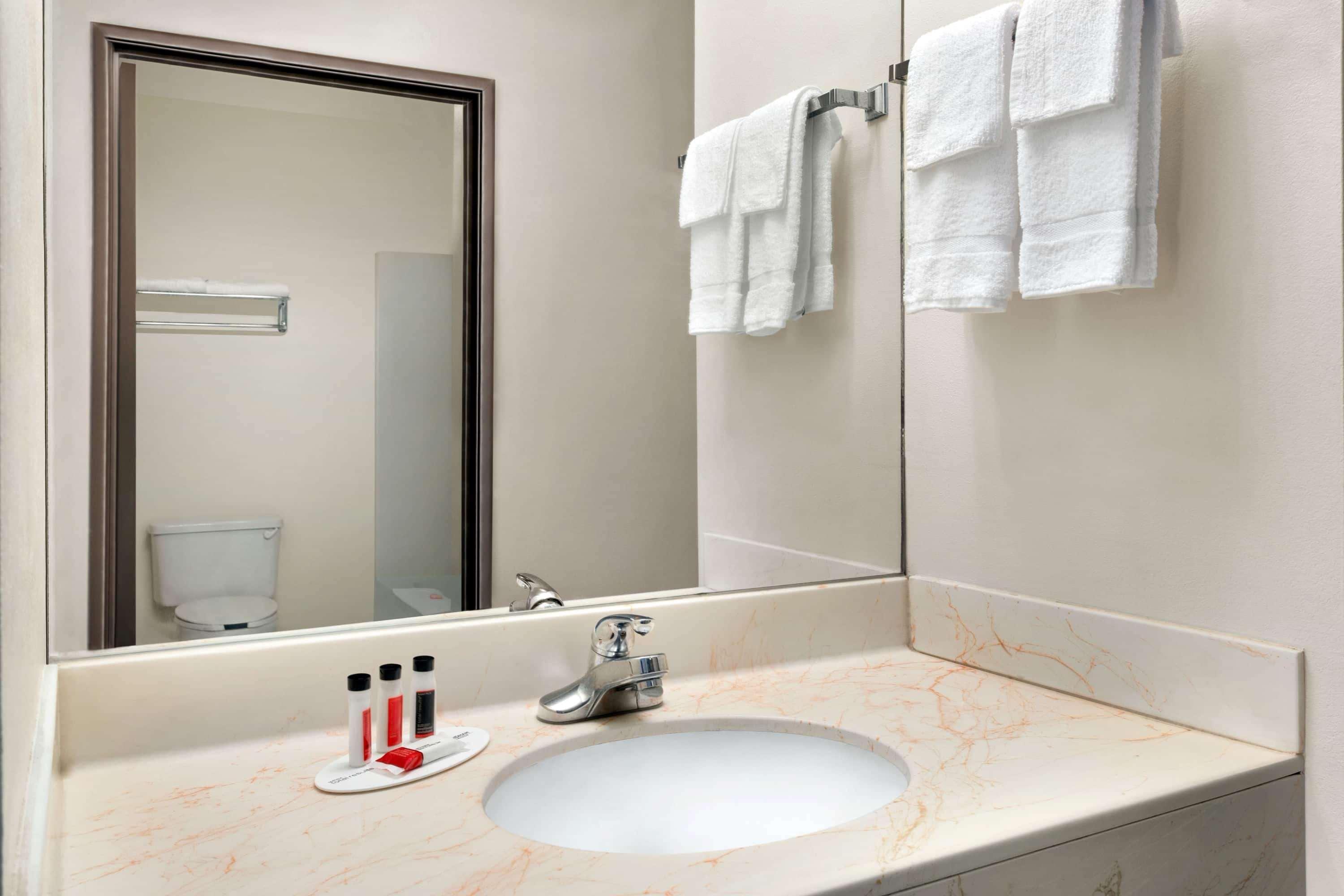 Super 8 By Wyndham Clinton Hotel Bagian luar foto