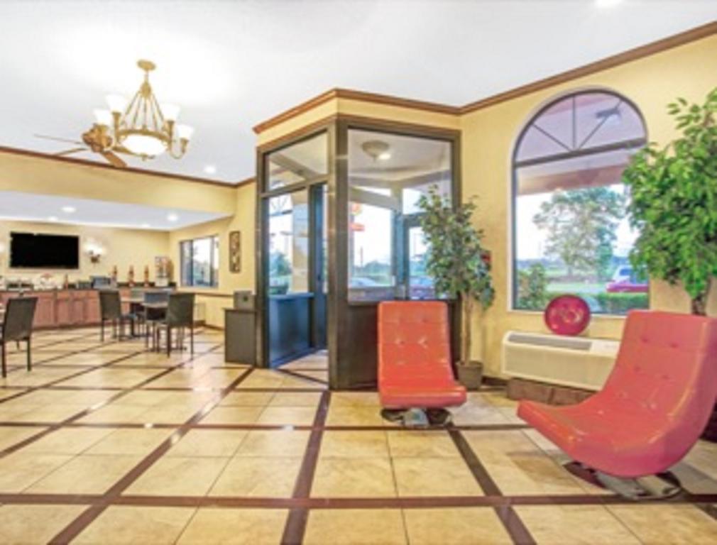 Super 8 By Wyndham Clinton Hotel Bagian luar foto