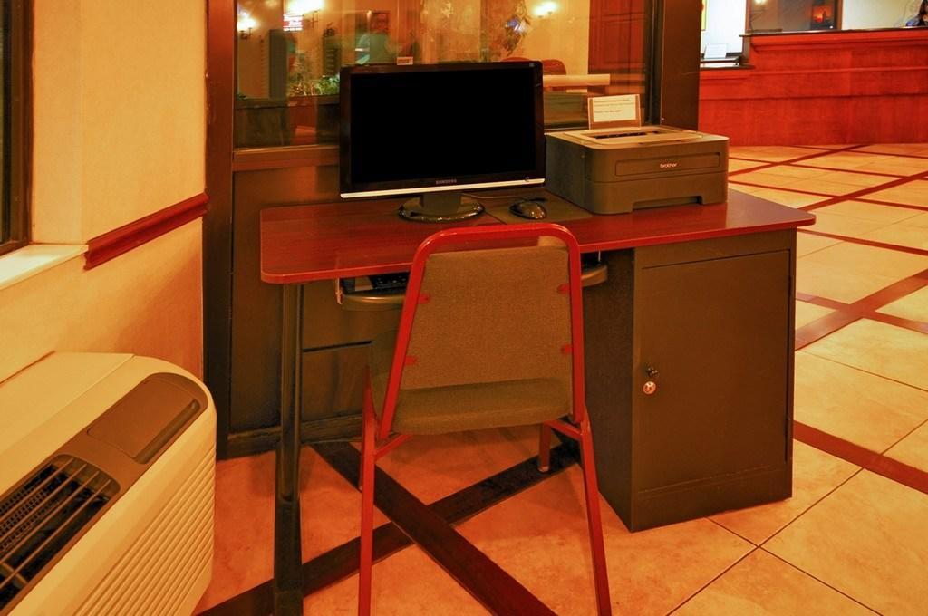 Super 8 By Wyndham Clinton Hotel Bagian luar foto