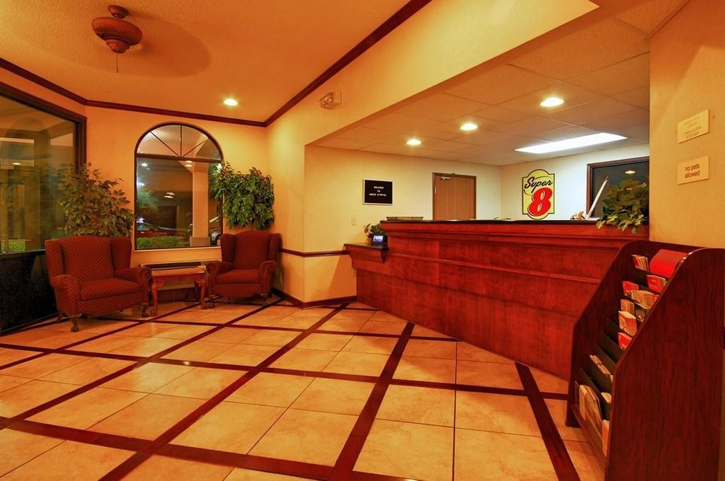 Super 8 By Wyndham Clinton Hotel Bagian luar foto