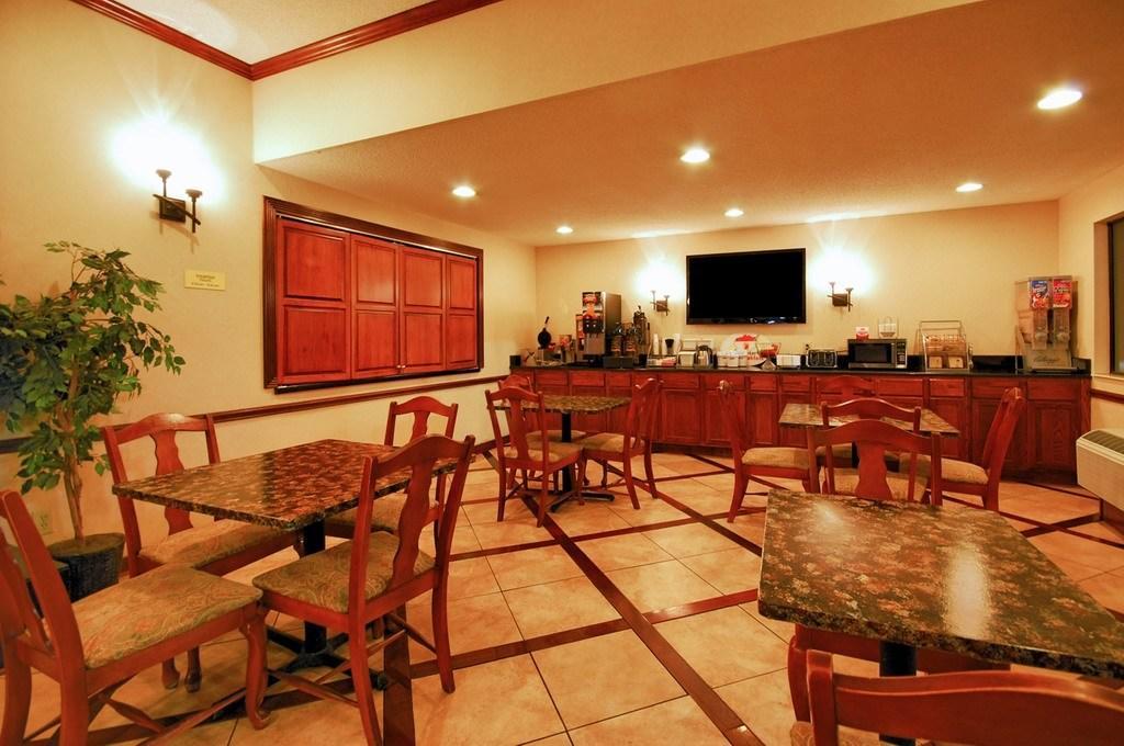 Super 8 By Wyndham Clinton Hotel Bagian luar foto