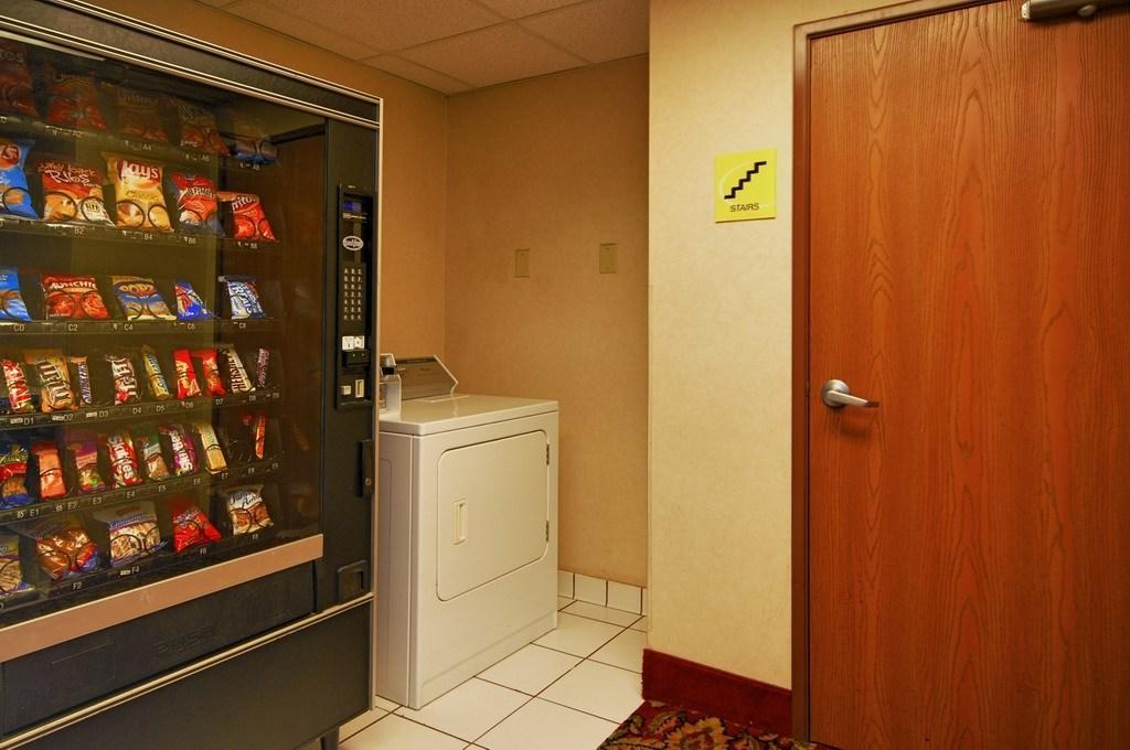 Super 8 By Wyndham Clinton Hotel Bagian luar foto