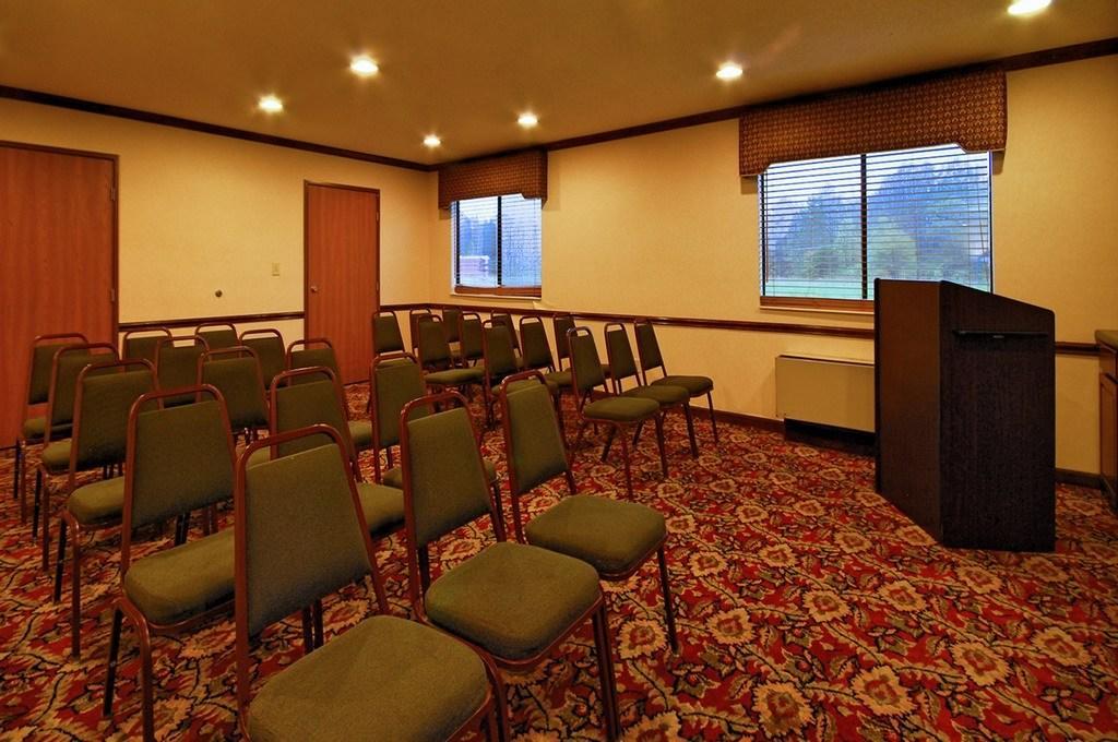 Super 8 By Wyndham Clinton Hotel Bagian luar foto