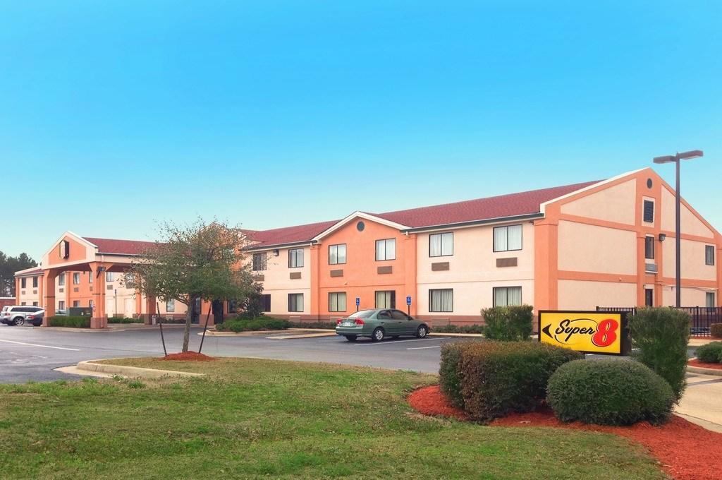 Super 8 By Wyndham Clinton Hotel Bagian luar foto